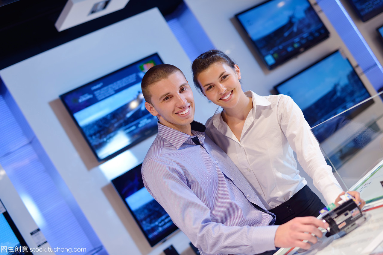 手提電腦,伉儷,筆記本電腦,筆記本,人物,人,電視機(jī),商務(wù),電視,商業(yè),生意業(yè)務(wù),生意,做生意,業(yè)務(wù),技術(shù)院校,高科技,購(gòu),女性,女人,買,成年人,成年,購(gòu)買,相機(jī),購(gòu)置,照相機(jī),開(kāi)麥拉,看著,男性,須眉,攝影機(jī),男人,市場(chǎng),現(xiàn)代,模特,市廛,摩登,新,幫助,新興,新的,全新,服務(wù),擁戴,接濟(jì),侍候,聲援,匡助,幫忙,幫襯,任事,支撐,血漿,純屏電視,肖像,增援,產(chǎn)品,人像,商店,技術(shù),市肆,科技,伴侶,一般零售,白人,白種人,公司,企業(yè),藍(lán)色,藍(lán),計(jì)算機(jī),消費(fèi)者,電腦,顧客,家庭,數(shù)字的,數(shù)碼,主顧,平